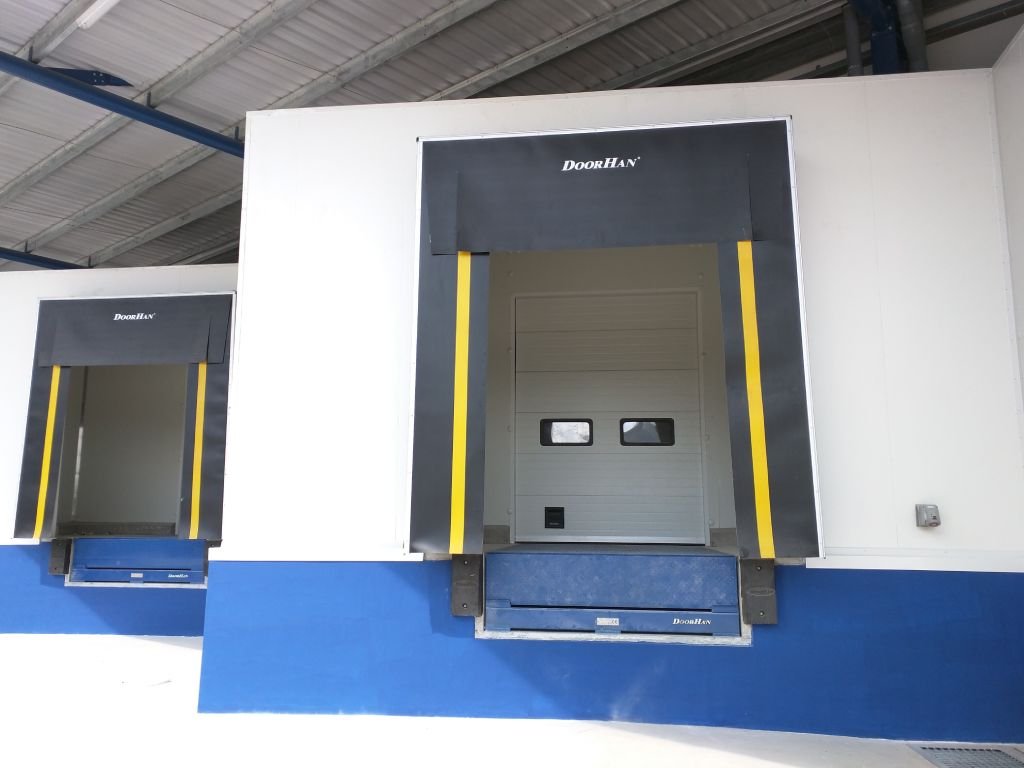 Retractable Dock Shelter – Giải Pháp Làm Kín Kho Hiệu Quả Cho Trung Tâm Logistics