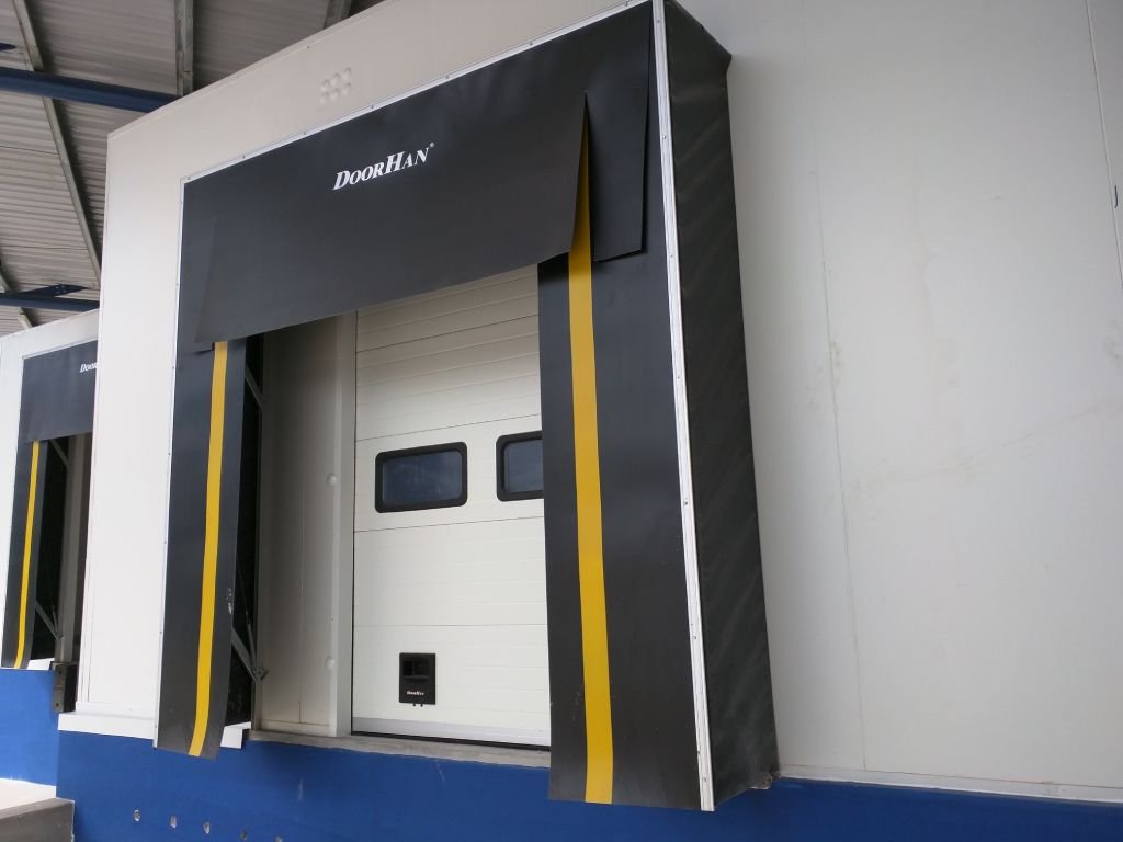 Retractable Dock Shelter – Giải Pháp Làm Kín Kho Hiệu Quả Cho Trung Tâm Logistics
